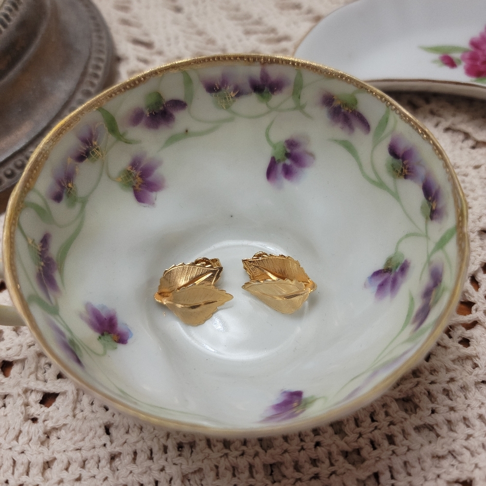 Vintage Giovanni Gold Toned Leaf Clip on Earrings